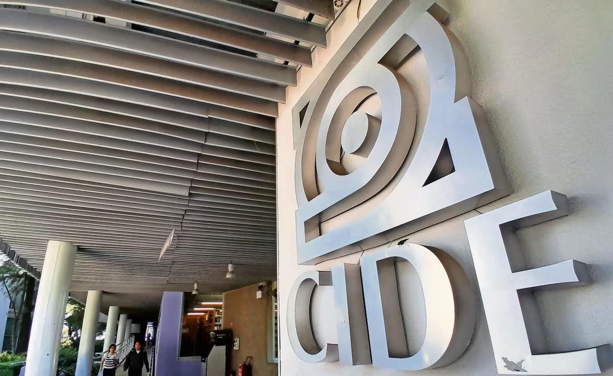 Niega CIDE ‘gourmet’, ajusta monto y defiende servicio institucional