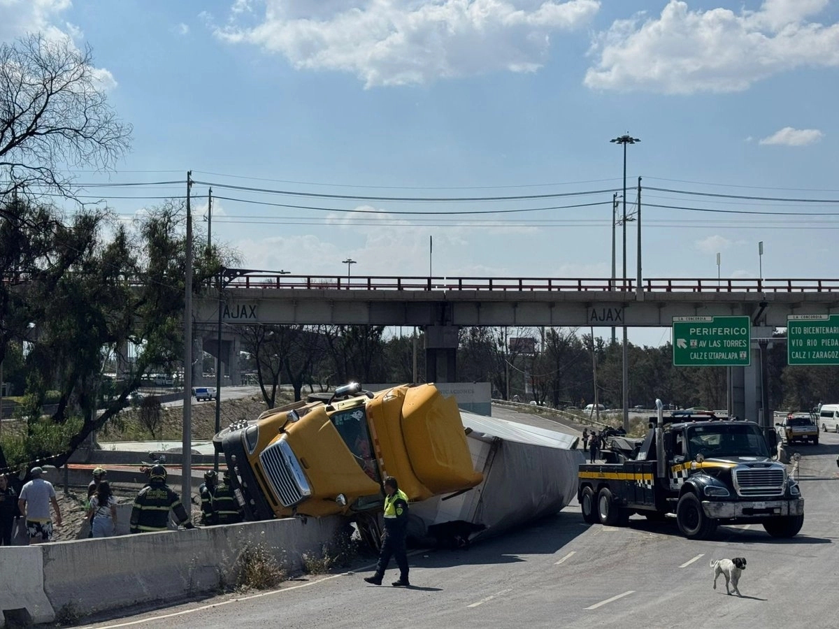 Tráiler vuelca en La Concordia, el mismo punto de la explosión de una pipa; cierran Zaragoza