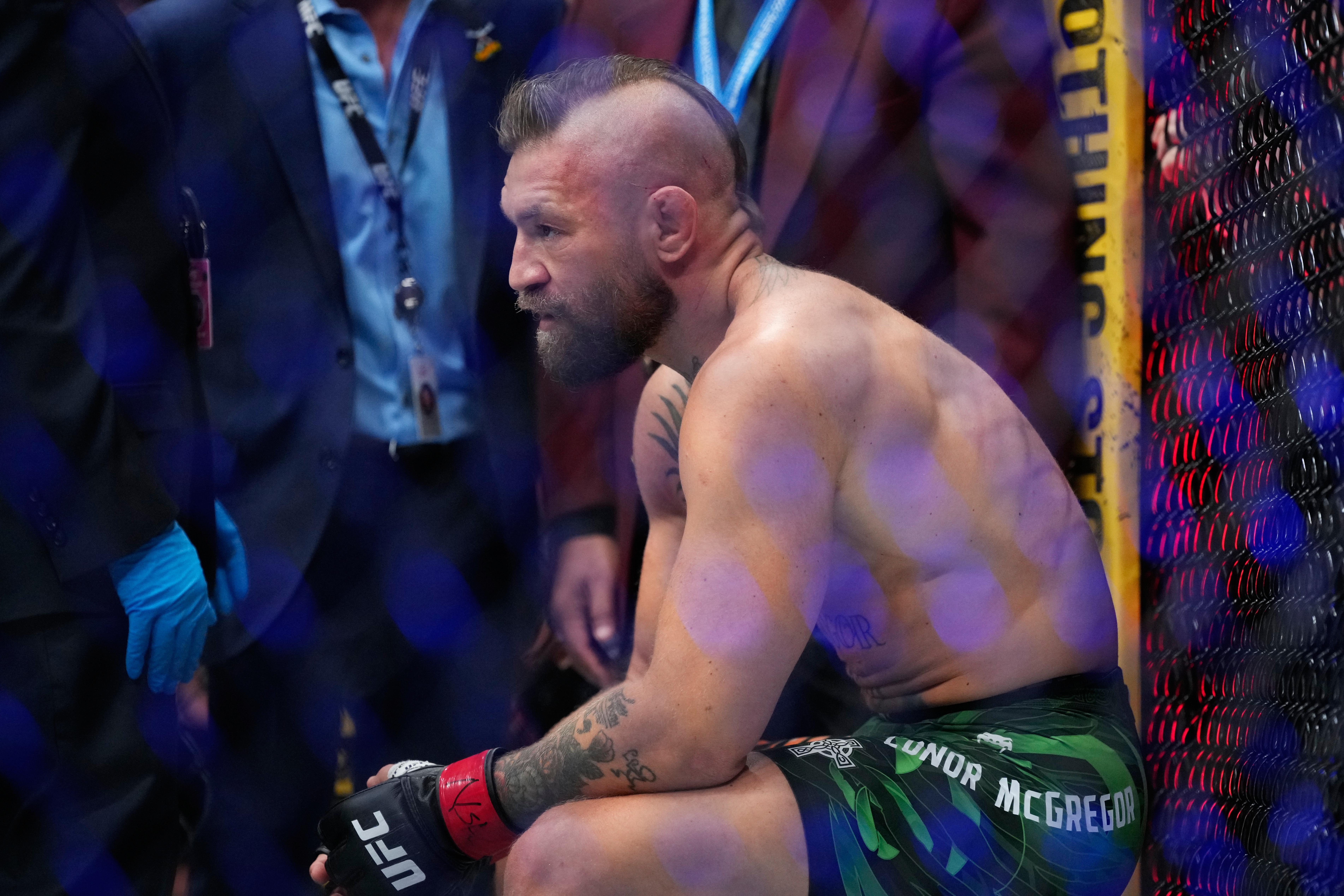 ¡Pesadilla en tres segundos! Conor McGregor se lesiona y pierde ante Max Holloway en UFC 329