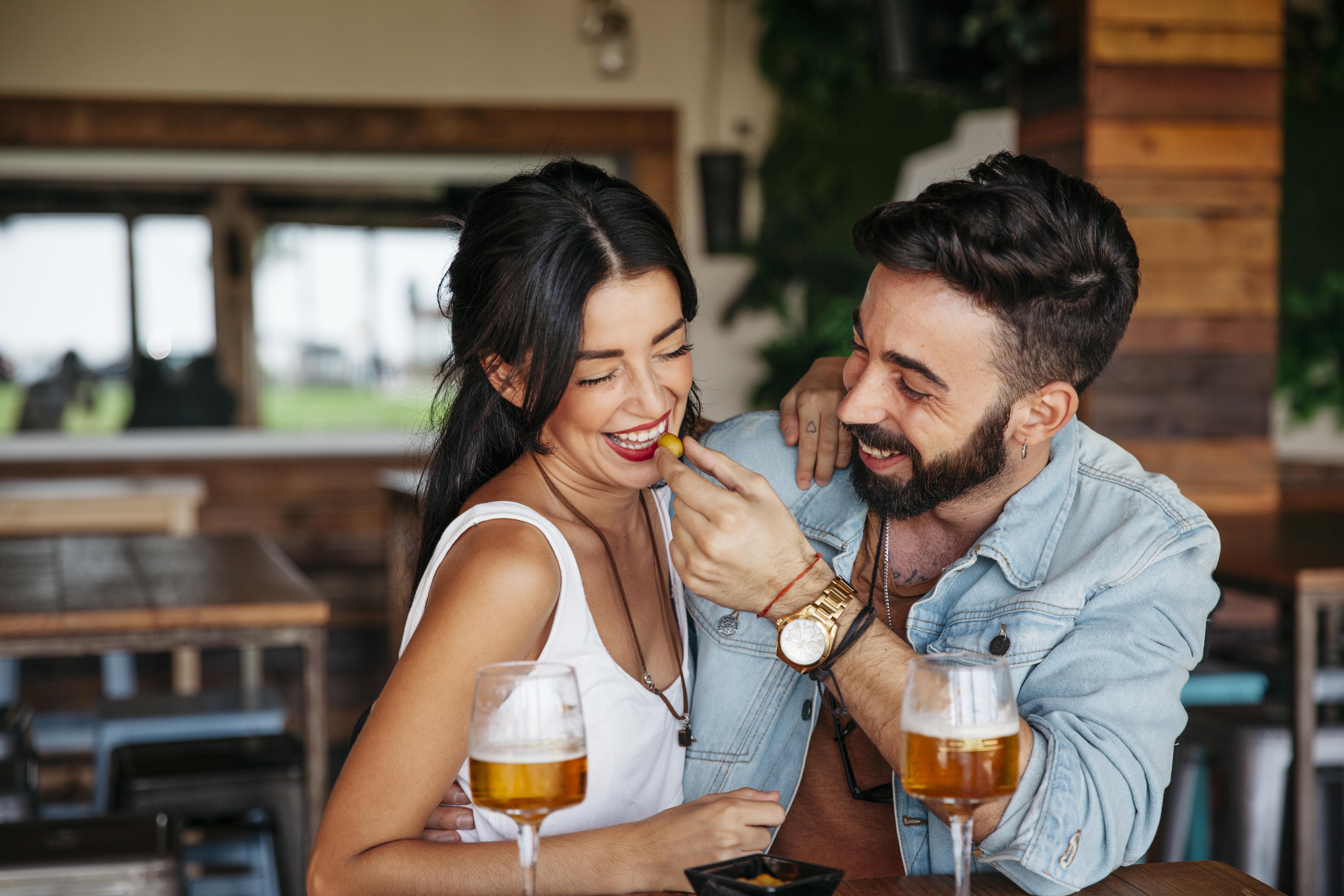 Hobosexuales: qué significa este término y cómo detectar relaciones por interés económico