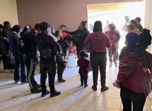 Encuentran más de cien migrantes guatemaltecos en una casa abandonada en Sonora. Noticias en tiempo real