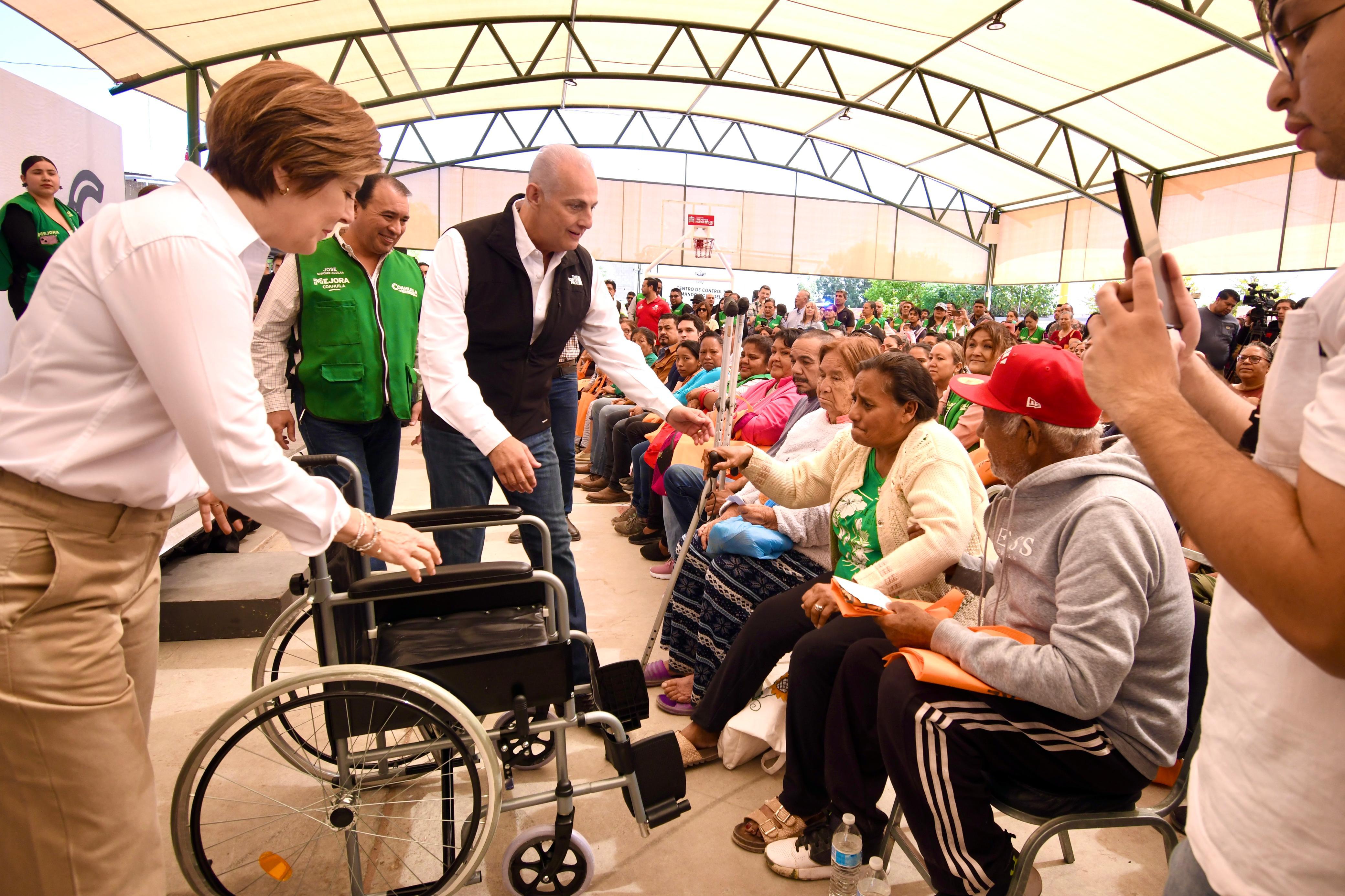 Entrega Alcalde de Torreón, techumbre y sillas de ruedas en el ejido La Palma