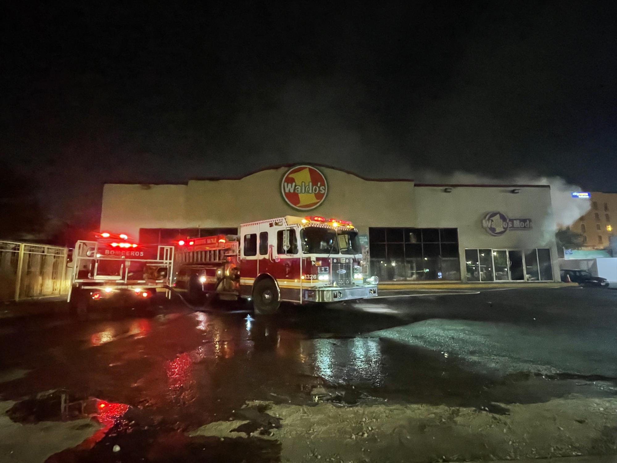 Incendio consume tienda Waldos ubicada al sur de Saltillo. Noticias en tiempo real