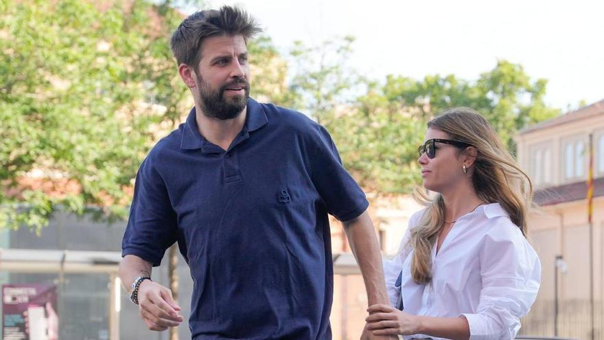 Abuchean a Gerard Piqué y a Clara Chía en bar de España; policía los escolta . Noticias en tiempo real