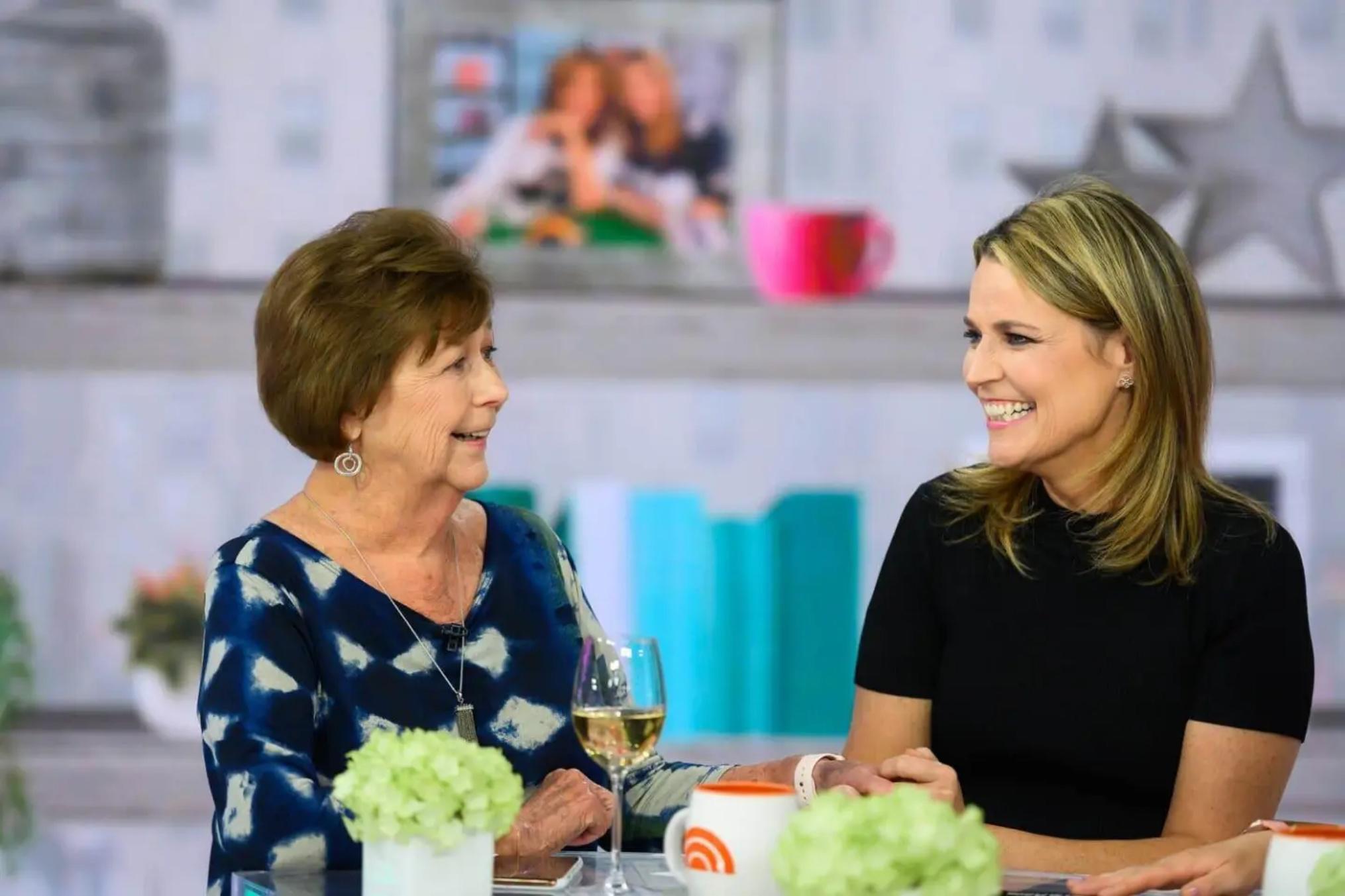 En esta imagen proporcionada por NBCUniversal, Savannah Guthrie (derecha) y su madre Nancy conversan el miércoles 17 de abril de 2019 en Nueva York.