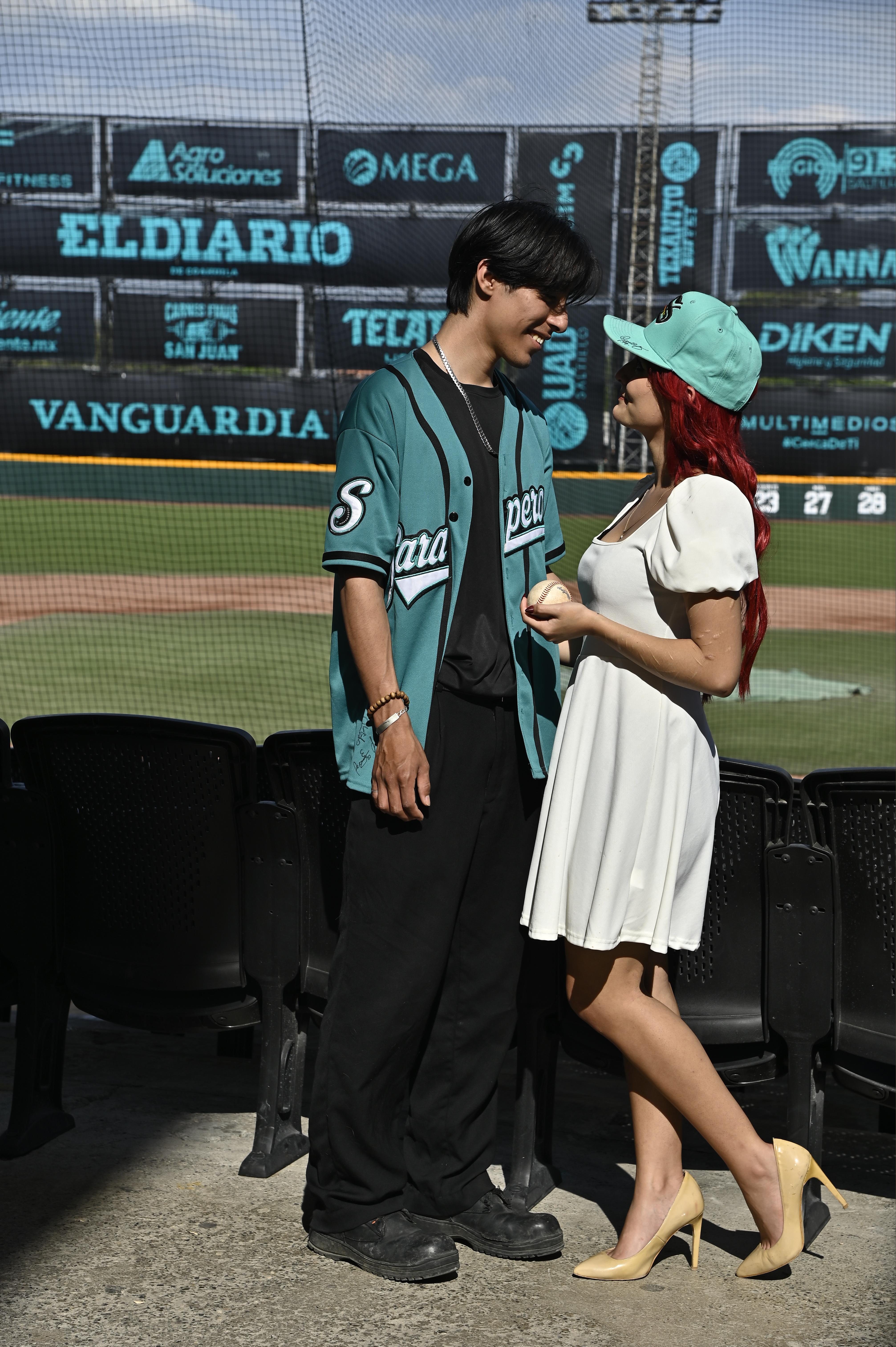 La pareja está evaluando la fecha para el día de su casamiento.