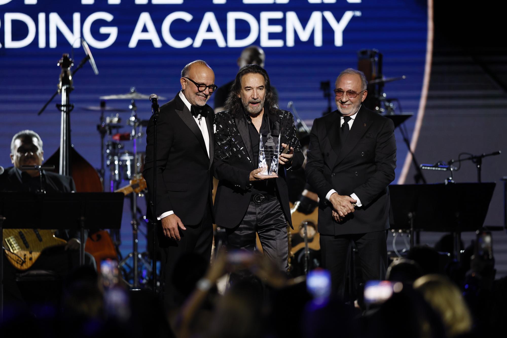 Marco Antonio Solís, el Buki, es galardonado con el premio Persona del Año en los Latin Grammy 2022. Noticias en tiempo real