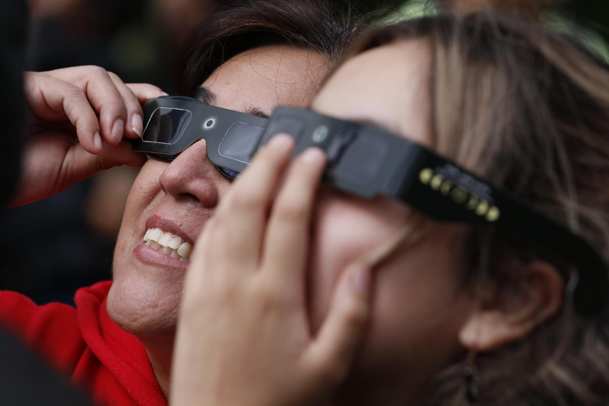 ¿Ya tienes los tuyos? Dónde comprar lentes para ver el eclipse de sol en Saltillo. Noticias en tiempo real