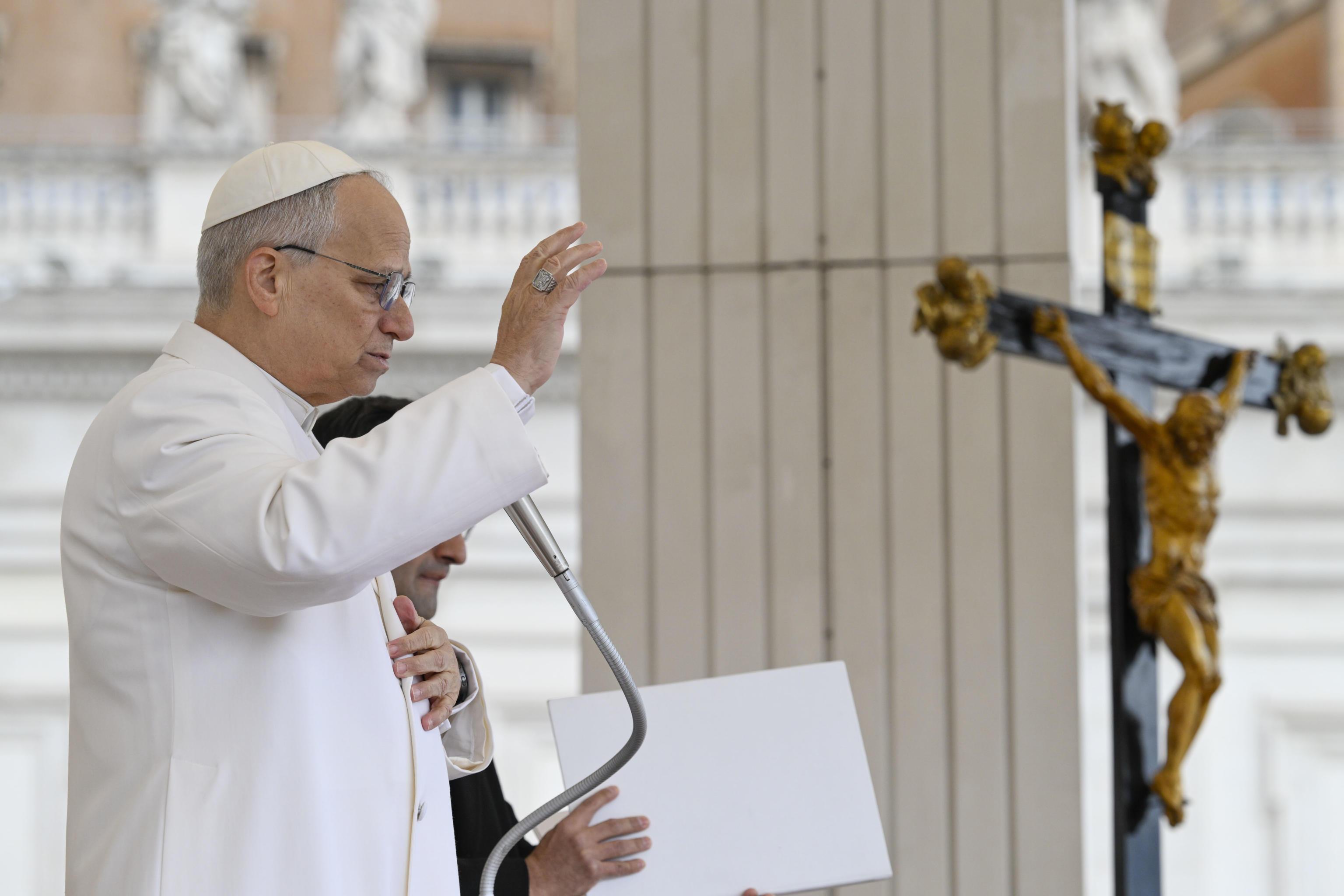 León XIV lavará los pies a 12 sacerdotes y portará la cruz en su primer viacrucis de Viernes Santo en el Coliseo