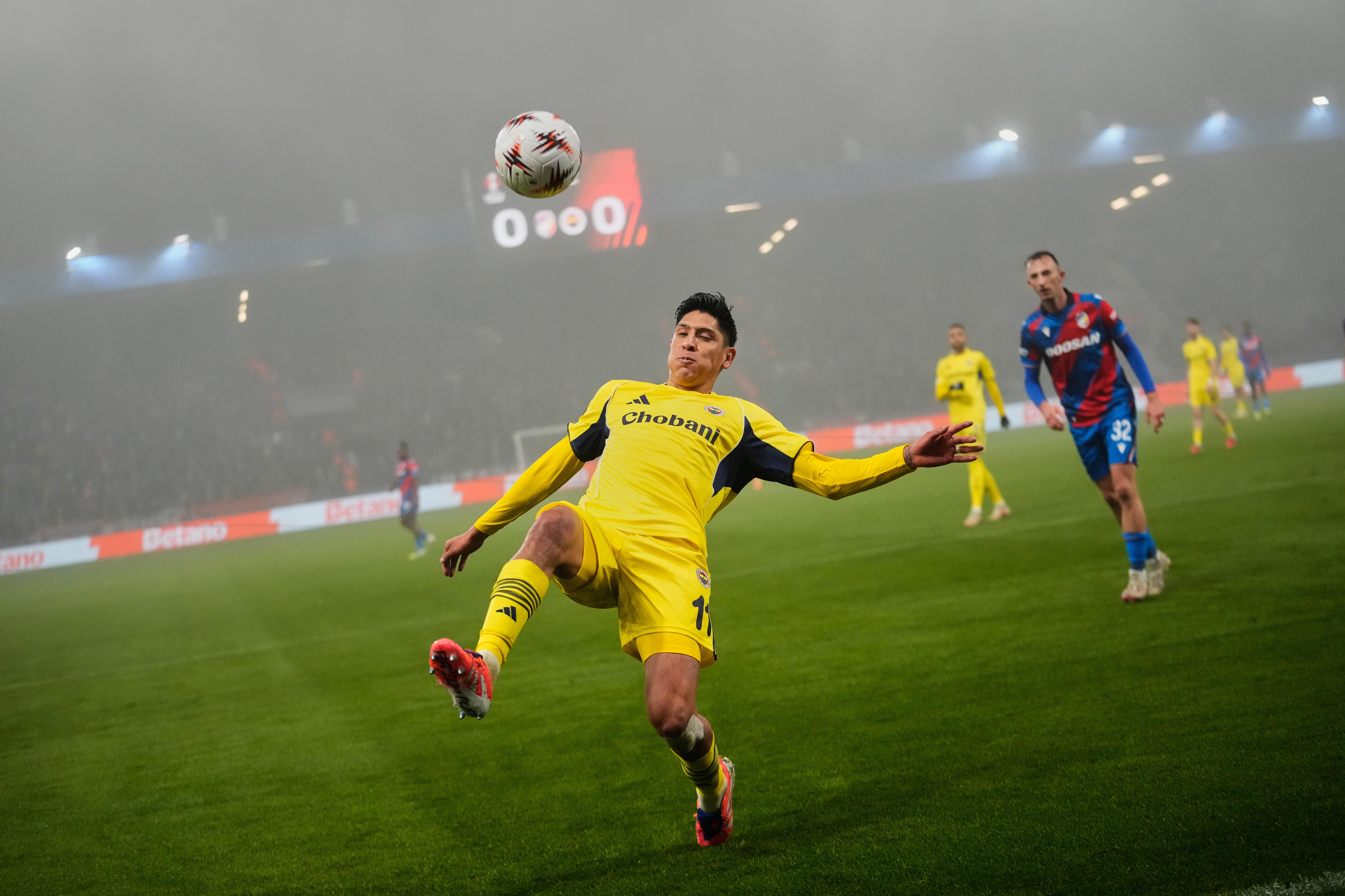 Europa y Conference League: Álvarez, Orbelín y Chávez juegan los 90 minutos con Fenerbahce, AEK y AZ. Noticias en tiempo real