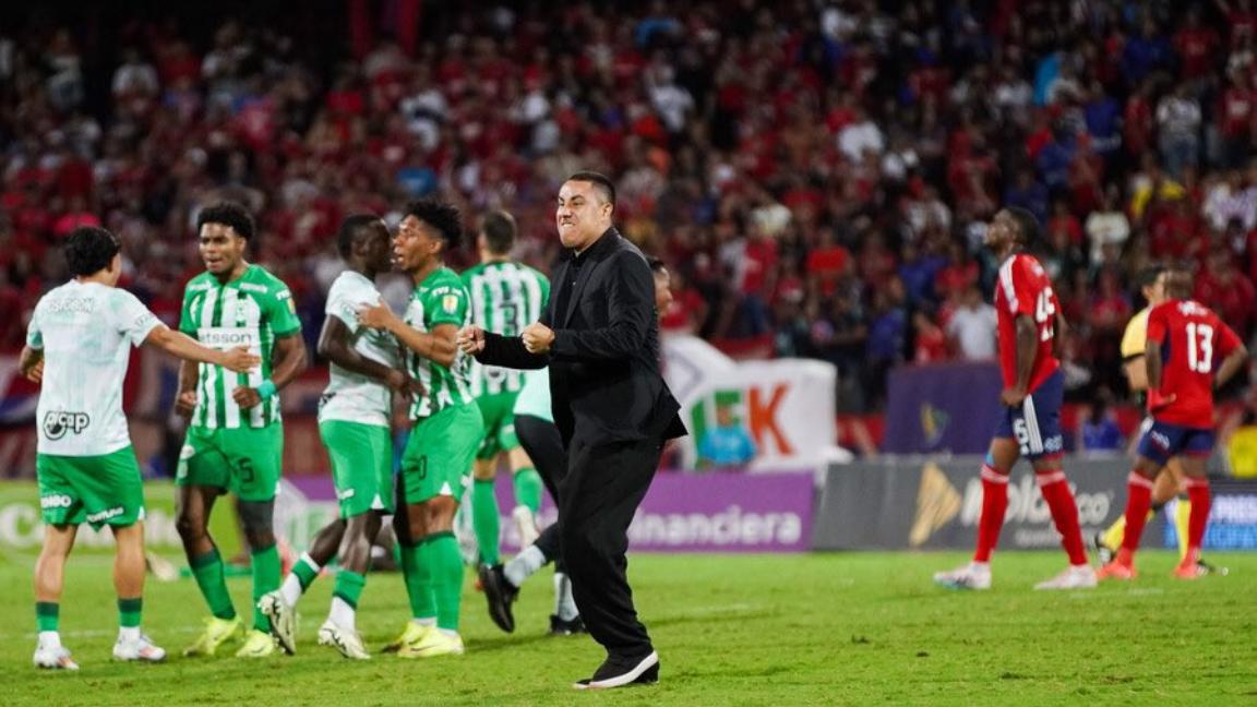 Efraín Juárez, director técnico del Atlético Nacional, ha recibido una sanción que lo inhabilita para asistir a los estadios de Colombia por un periodo que oscila entre tres y cinco años.Además