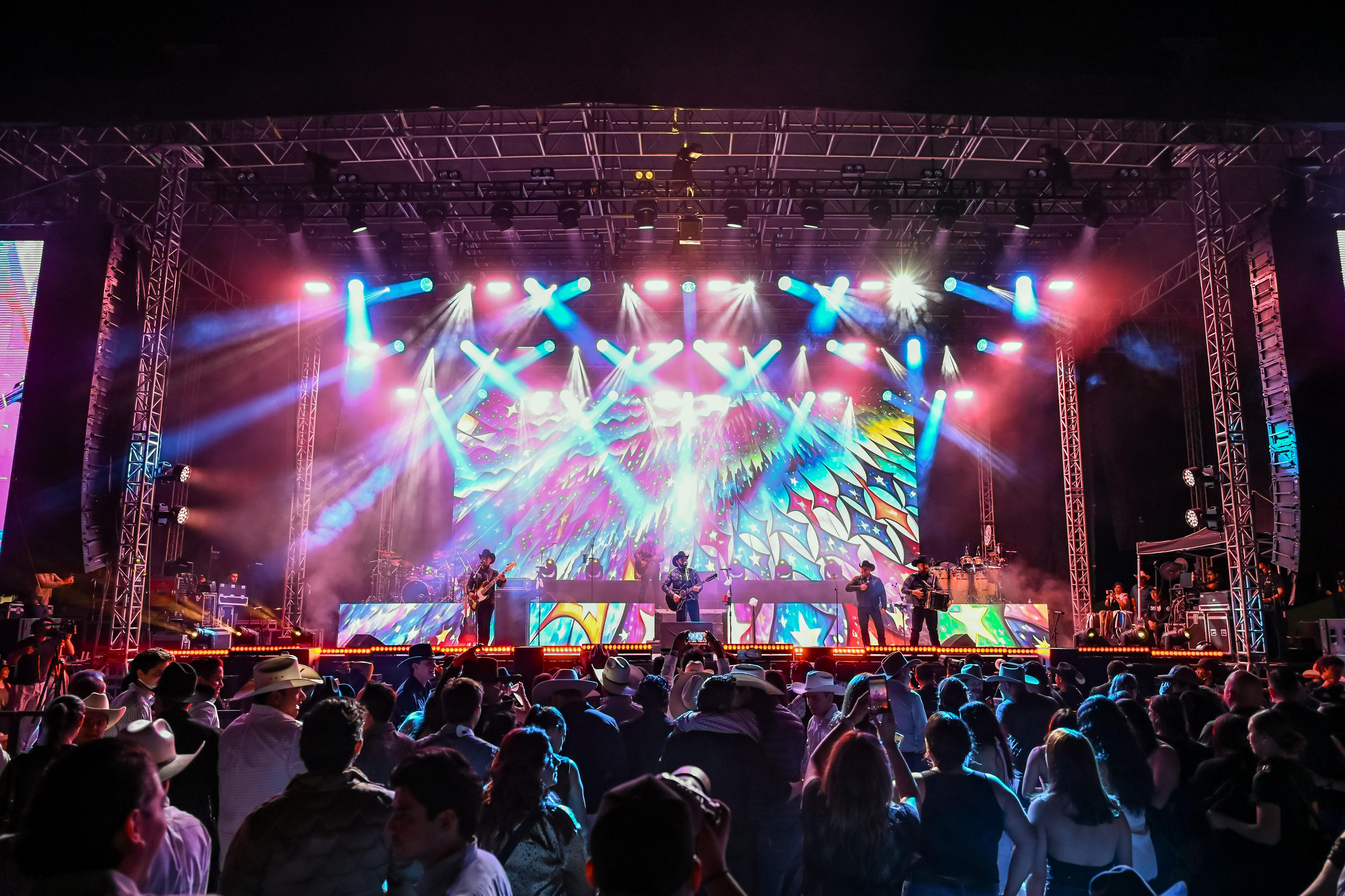 El grupo Duelo derrocha amor y nostalgia en concierto en Saltillo