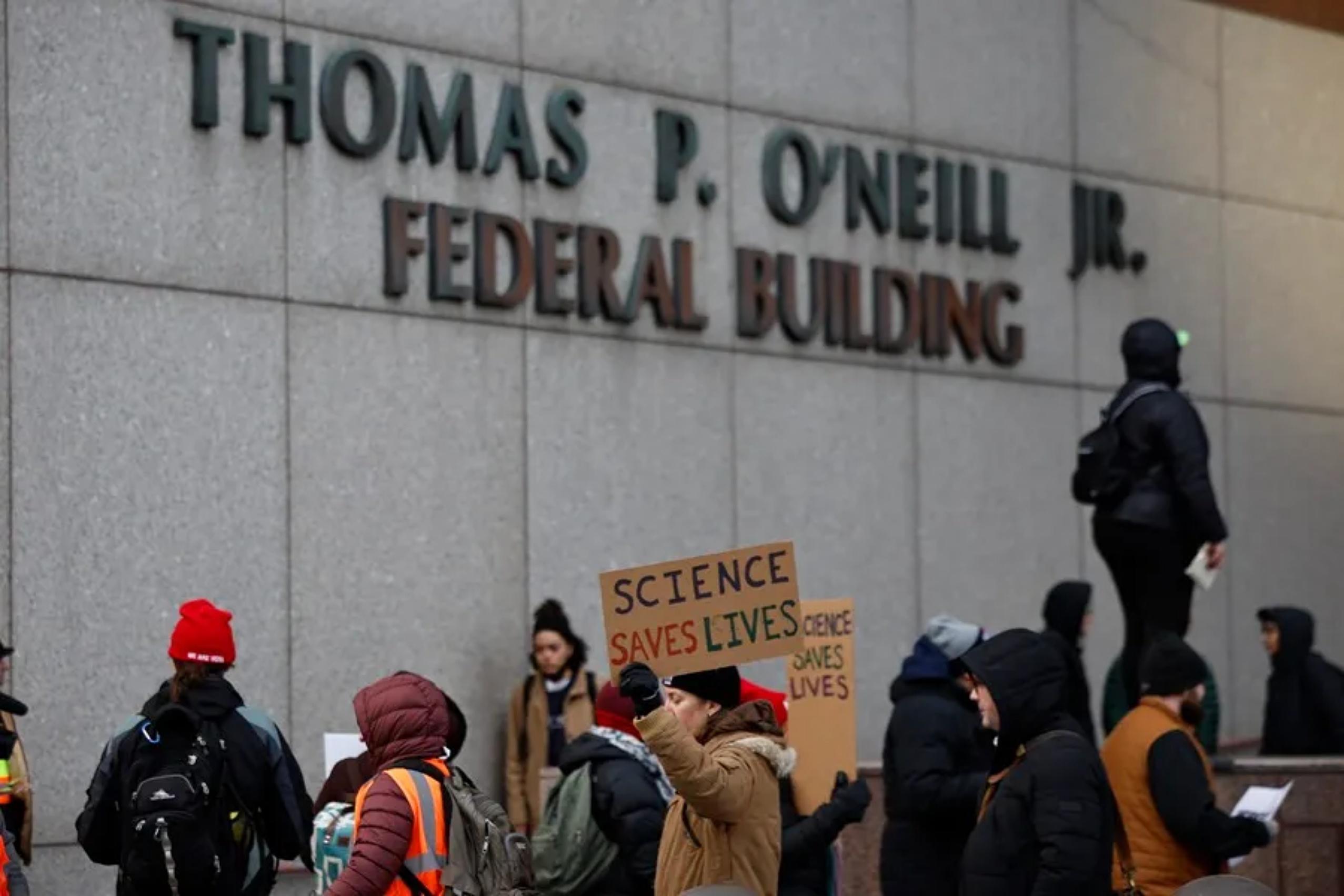 Después de los recortes del DOGE en EU, el costo humano es claro. Los ahorros, no lo es tanto