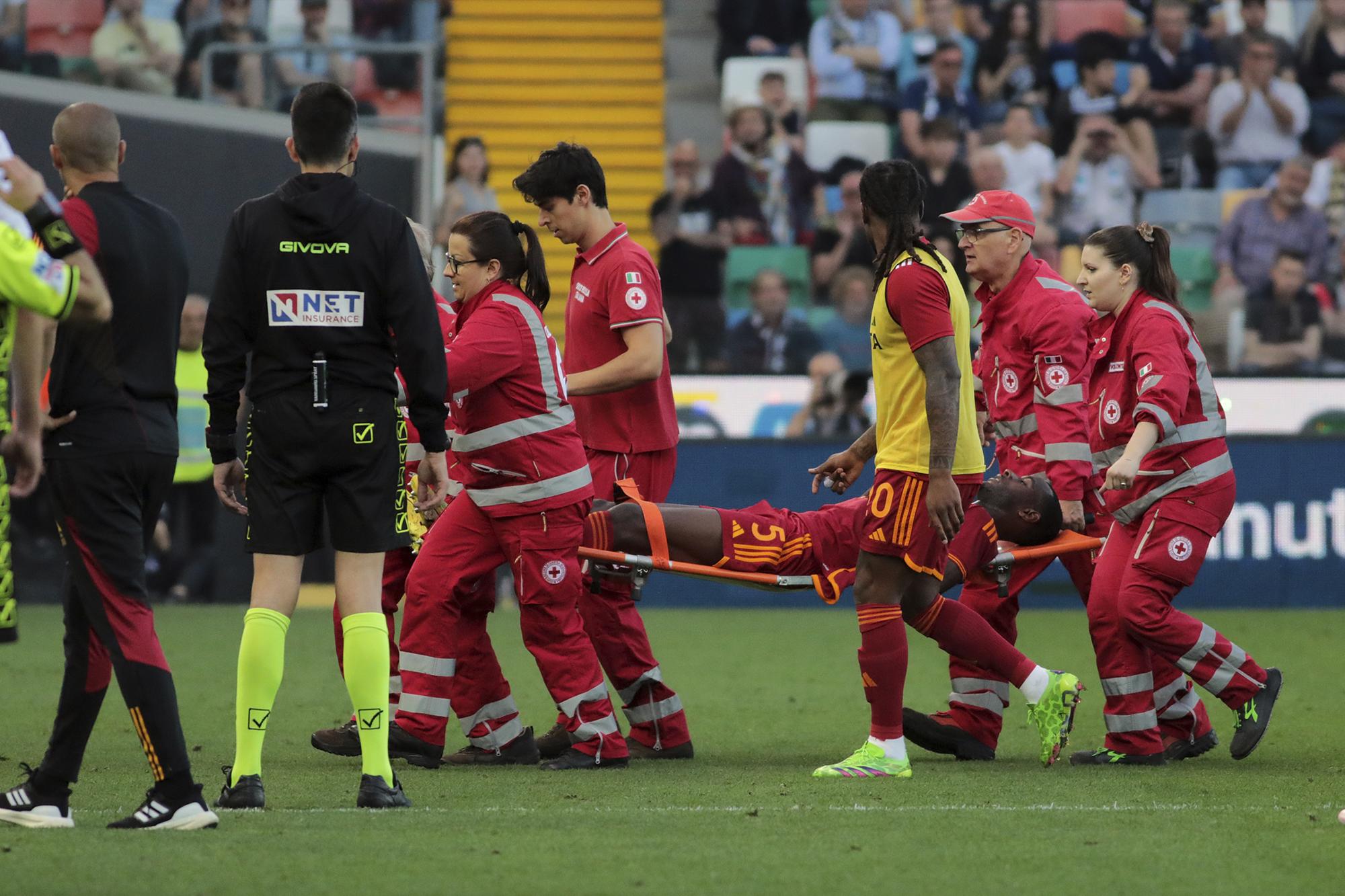 Futbolista de la Roma que colapsó ante el Udinese, sale ileso del hospital. Noticias en tiempo real