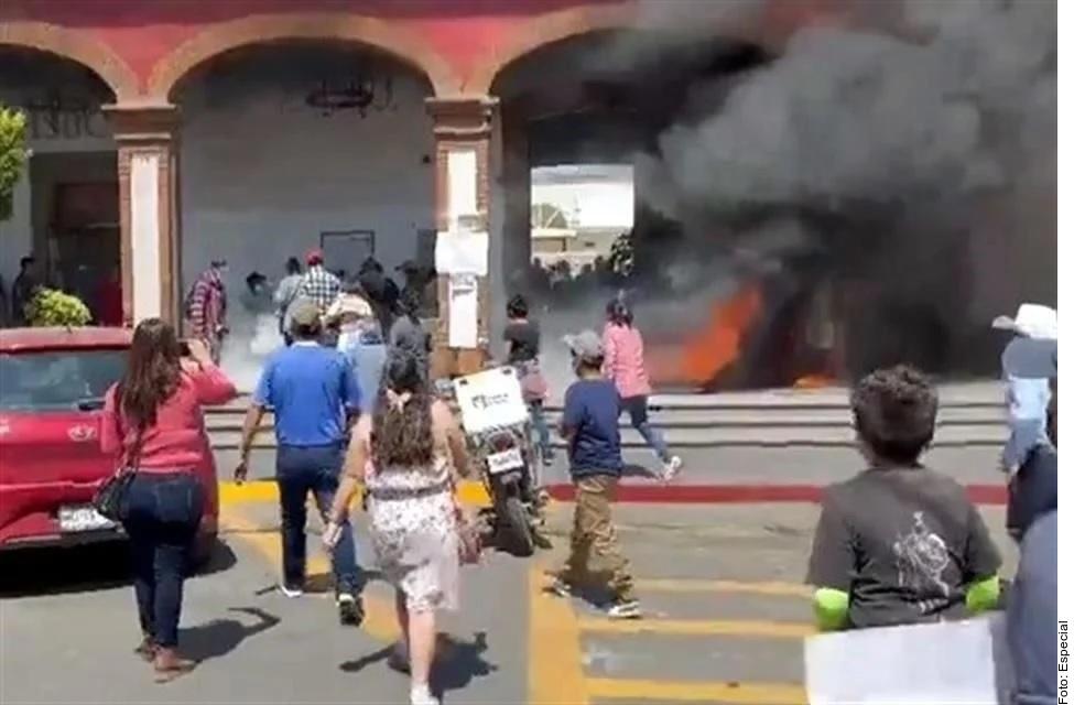 Cansados de incendio forestal, pobladores de Otumba, Edomex, prenden fuego a Palacio Municipal. Noticias en tiempo real