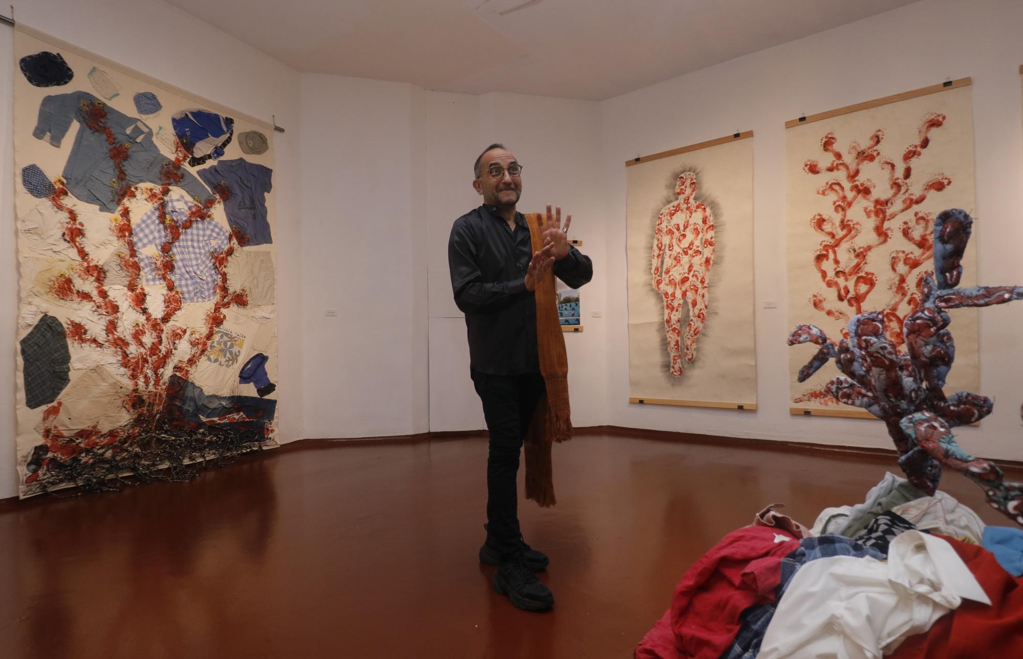 Huellas, tejidos y cactáceas visibilizan la odisea migrante con el arte de Gabriel Sánchez Viveros en Saltillo. Noticias en tiempo real