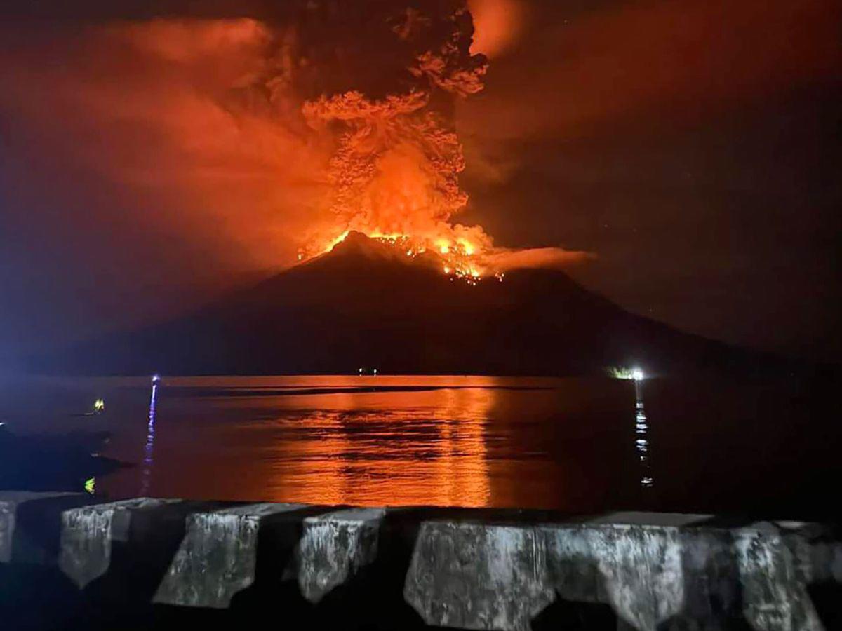 Volcán de Indonesia entra en erupción varias veces; autoridades emiten alerta de tsunami. Noticias en tiempo real