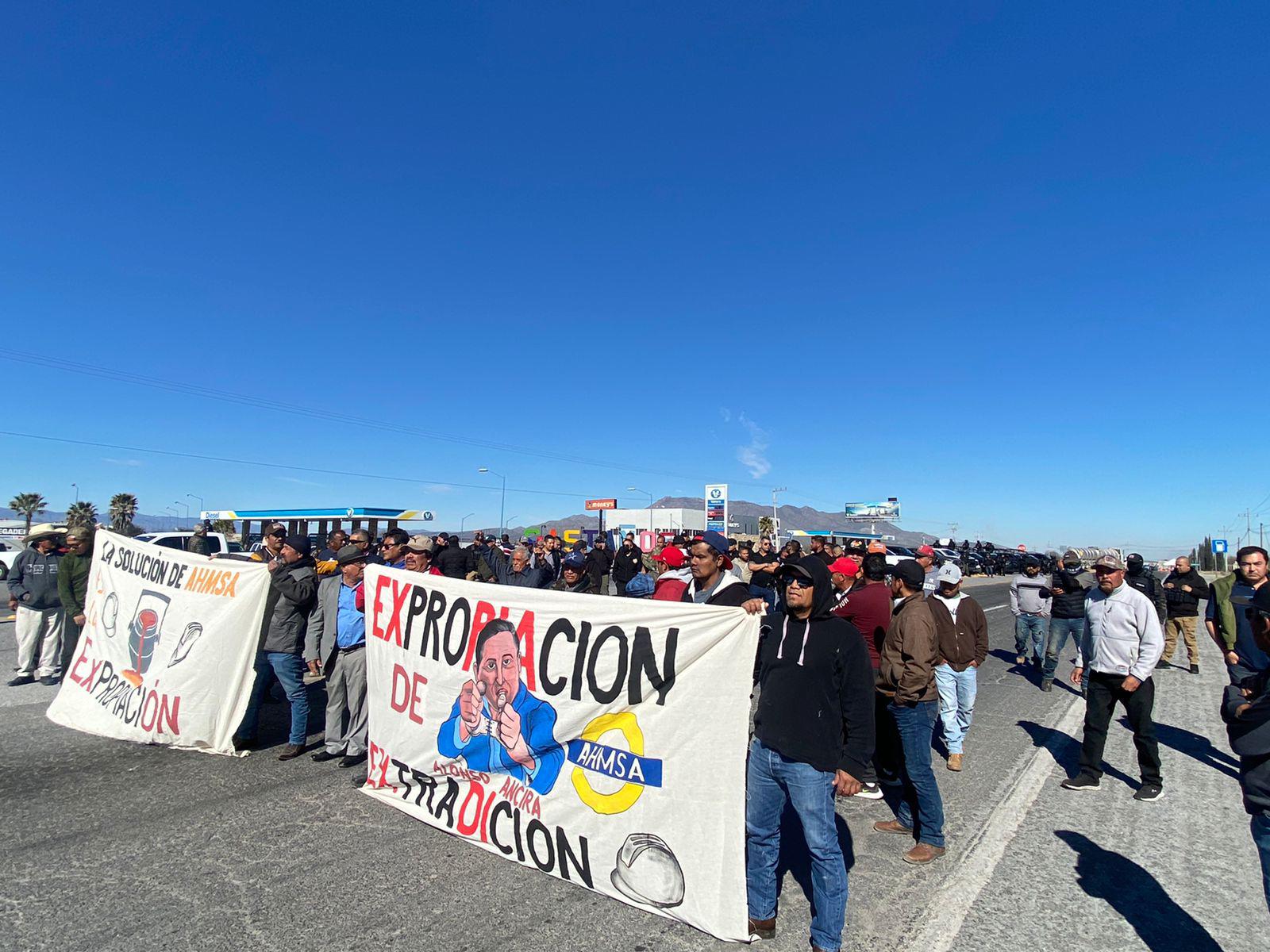 Obreros de AHMSA bloquean la carretera federal 57 a la entrada de Castaños; exigen sus pagos. Noticias en tiempo real