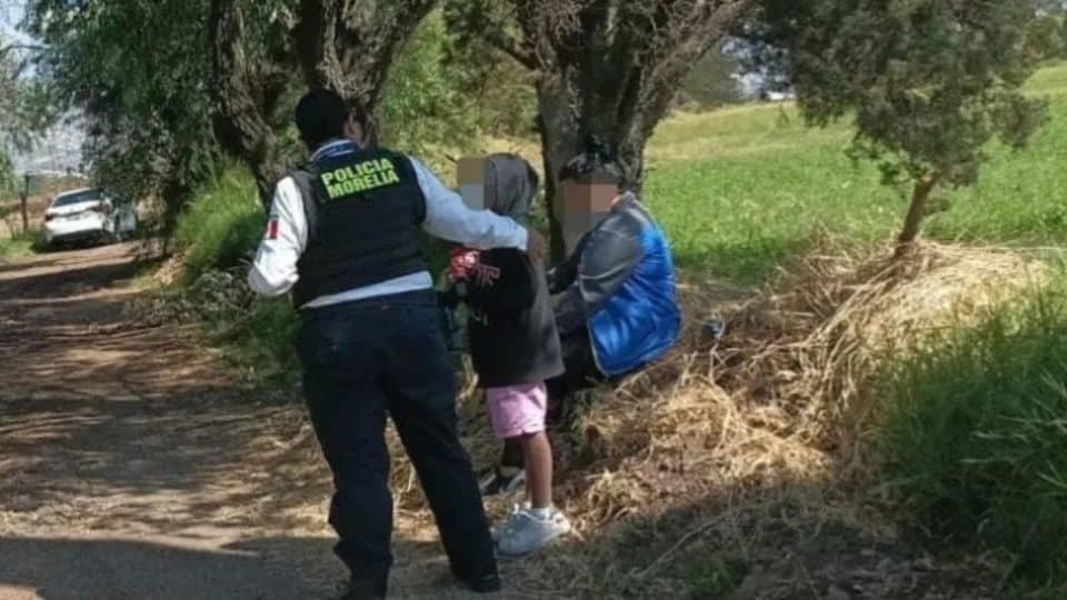 Mujer vendó los ojos a su hija de ocho años, le dijo que esperara y la abandonó, en Morelia. Noticias en tiempo real