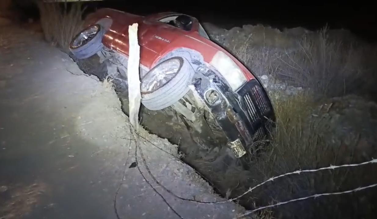 Abandonan camioneta tras volcadura en Parras