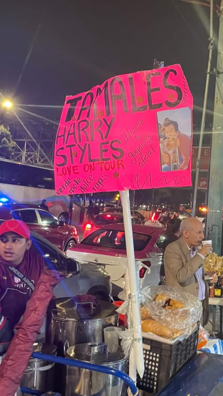 Venden ‘tamales Harry Styles’ afuera del Foro Sol en Ciudad de México. Noticias en tiempo real