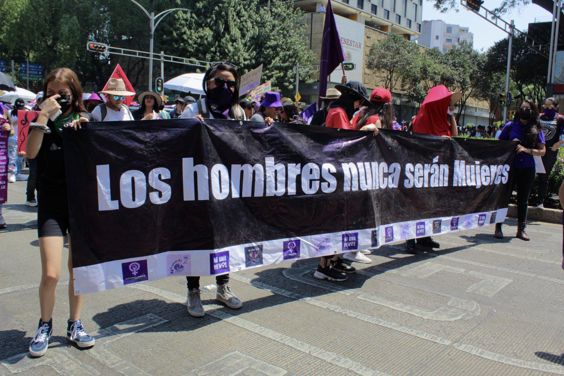 Feministas radicales marchan contra mujeres trans en CDMX. Noticias en tiempo real
