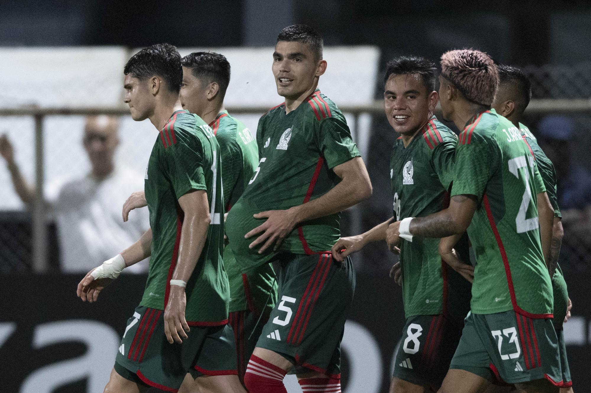 Sufriendo el primer tiempo y con ayuda del rival, México se impone 2-0 sobre Surinam . Noticias en tiempo real