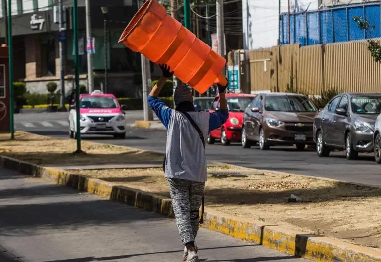  Con ‘moche’ a uniformados, franeleros burlan la ley en pleno corazón de la capital . Noticias en tiempo real