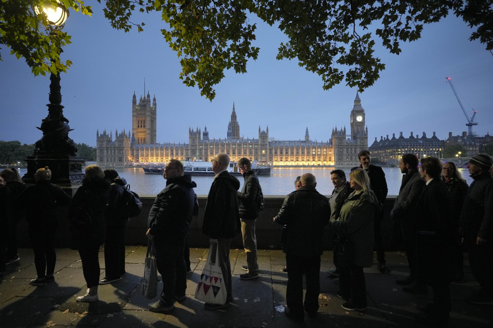 Dolientes esperan hasta 9 horas a lo largo de Londres para despedirse de la Reina Isabel II. Noticias en tiempo real