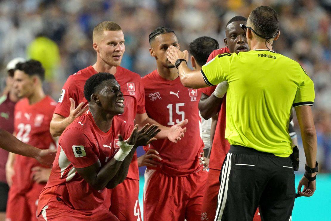 ¿Penalti o error? La IFAB y el VAR se enredan en polémica