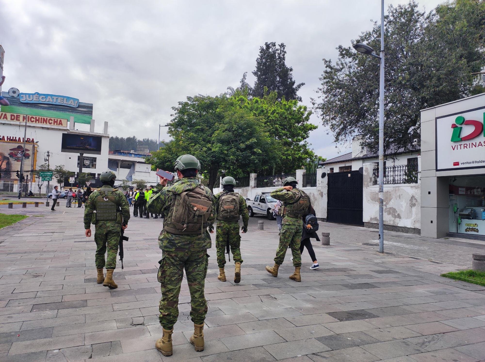 Aplican cerco militar y policial a la embajada de México en Quito, tras dichos de AMLO. Noticias en tiempo real