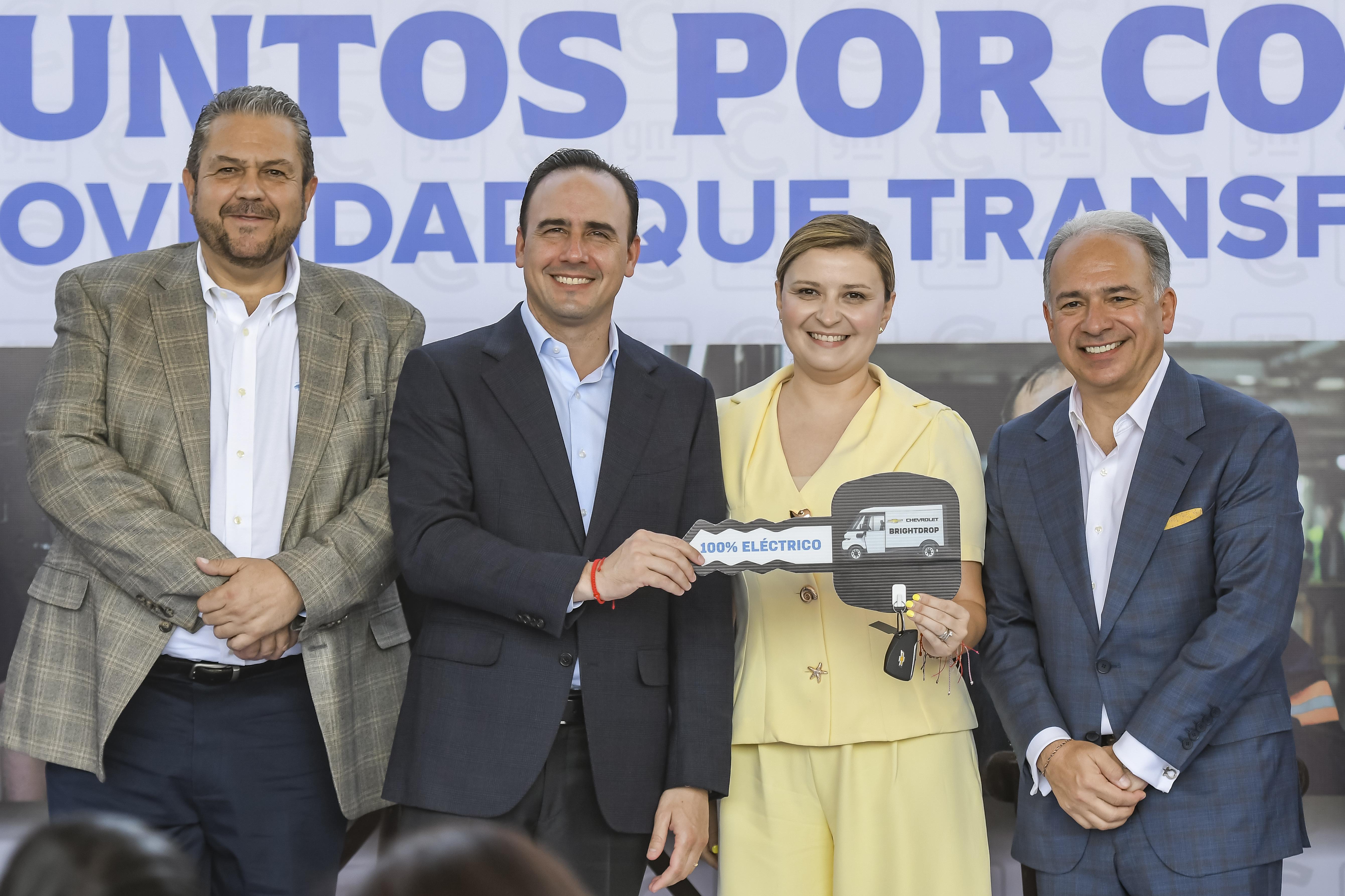 General Motors dona tres camionetas eléctricas para reforzar programas sociales en Coahuila