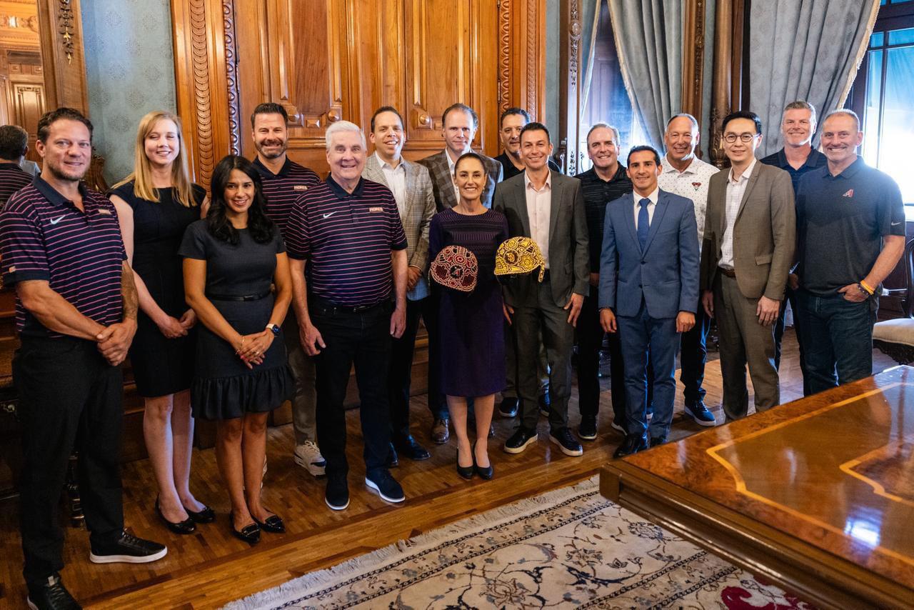 Recibe Sheinbaum en Palacio Nacional a MLB y equipos previo a juego