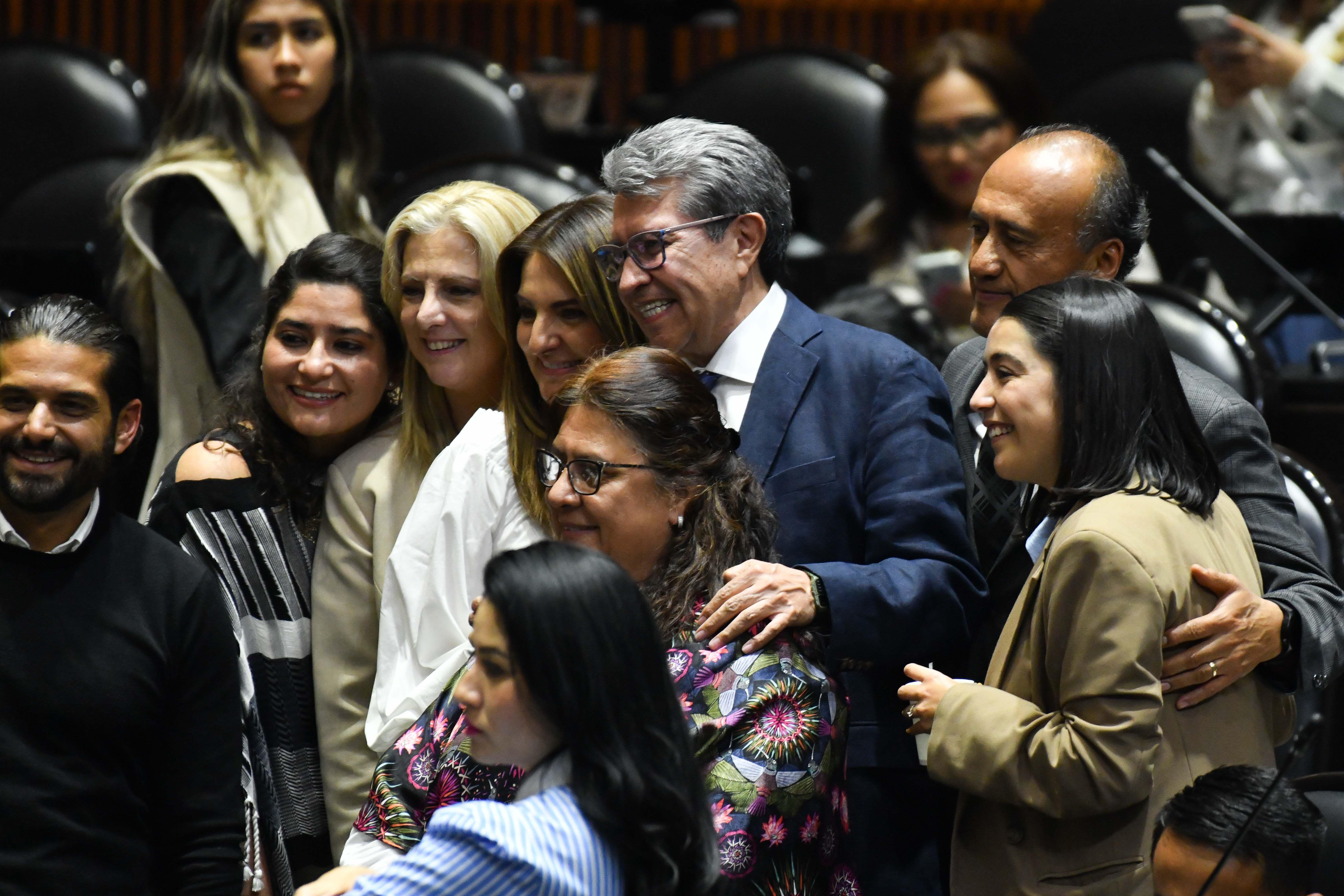 Morenistas reciben a delegación cubana para homenajear a Fidel Castro en San Lázaro