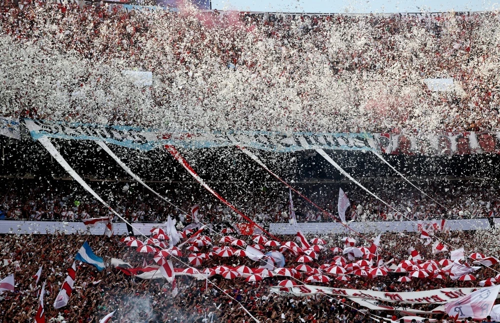 Adiós a los papelitos en Argentina; tras incendio en el Clásico, prohíben esa tradición