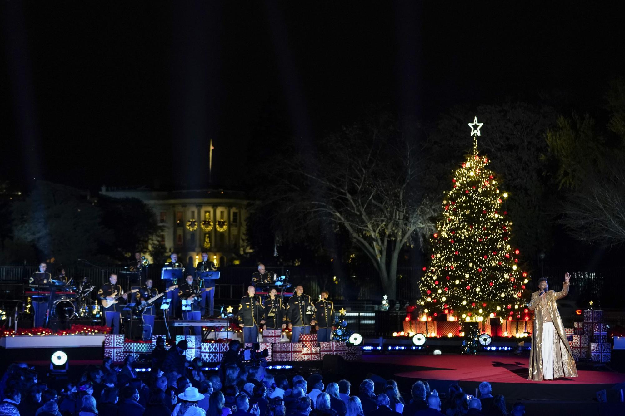 Enciende Biden el tradicional árbol de navidad; dedica acto a los fallecidos por COVID-19 en EU. Noticias en tiempo real