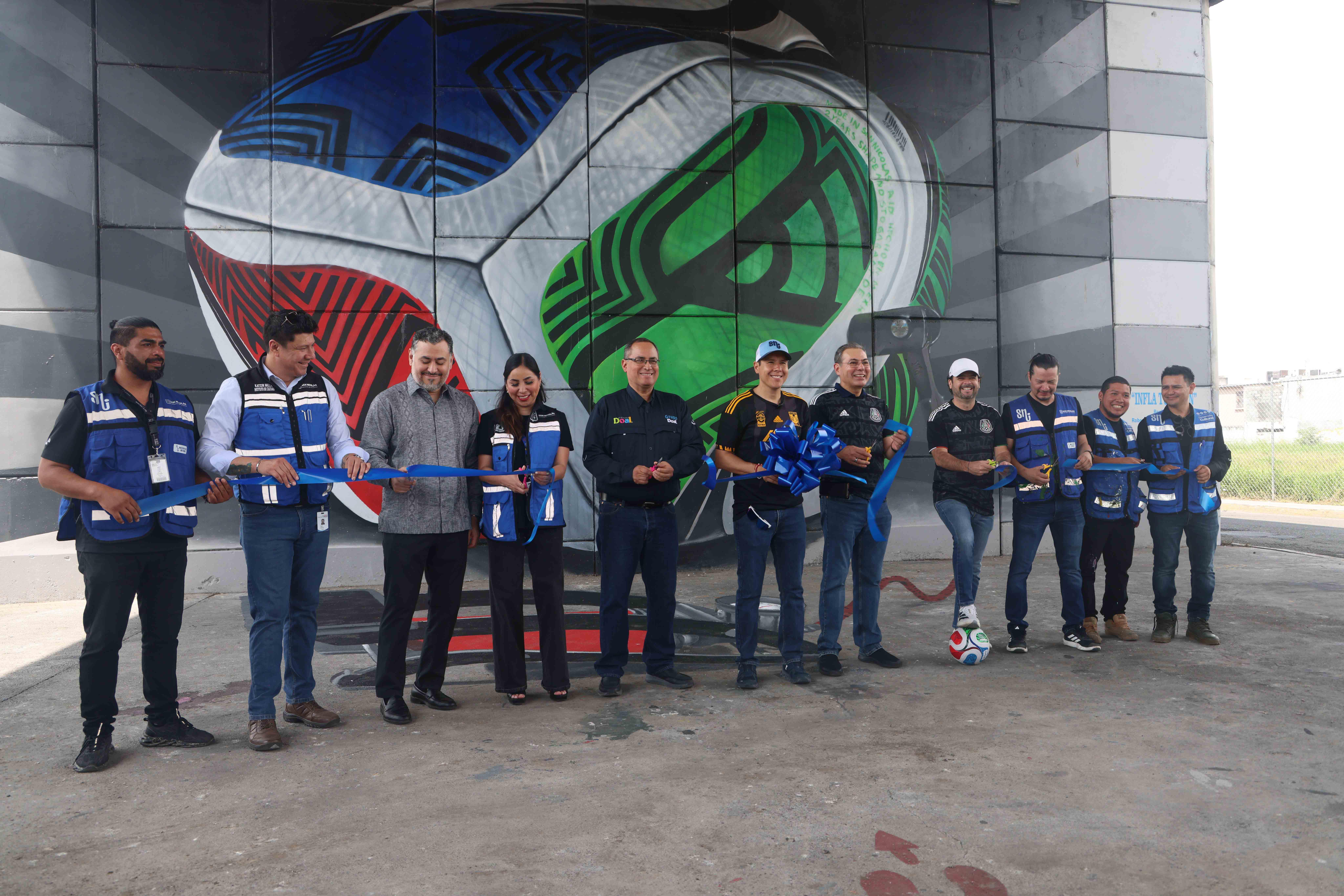 Ya se siente la fiebre del fútbol; inaugura San Nicolás mural “Infla tu balón”