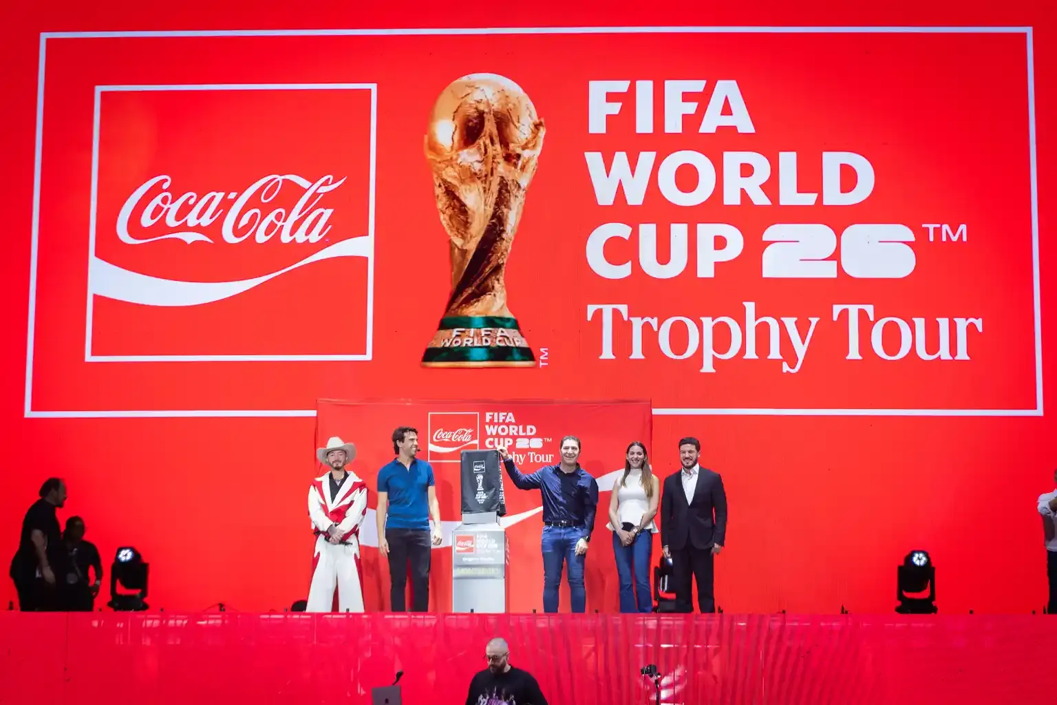 Enciende J Balvin motores rumbo al Mundial de Fútbol 2026 en