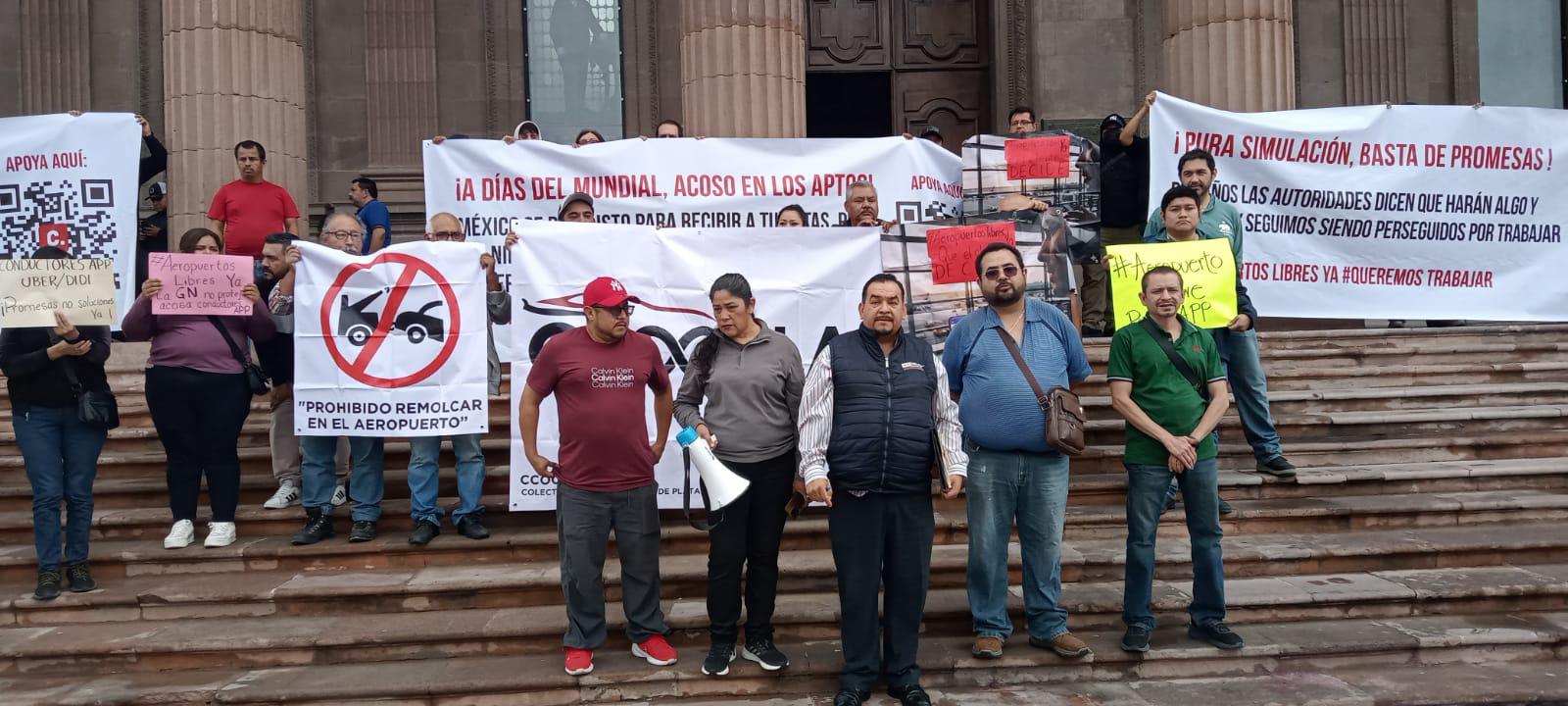 Conductores de app protestan para que los dejen trabajar en el Aeropuerto de Monterrey