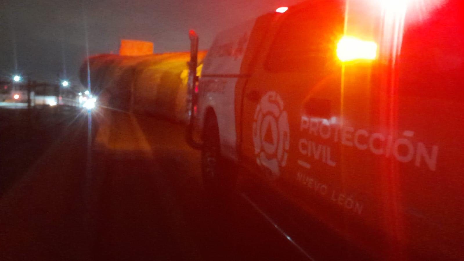 Tráiler cargado de acero vuelca en Libramiento Noroeste, en NL