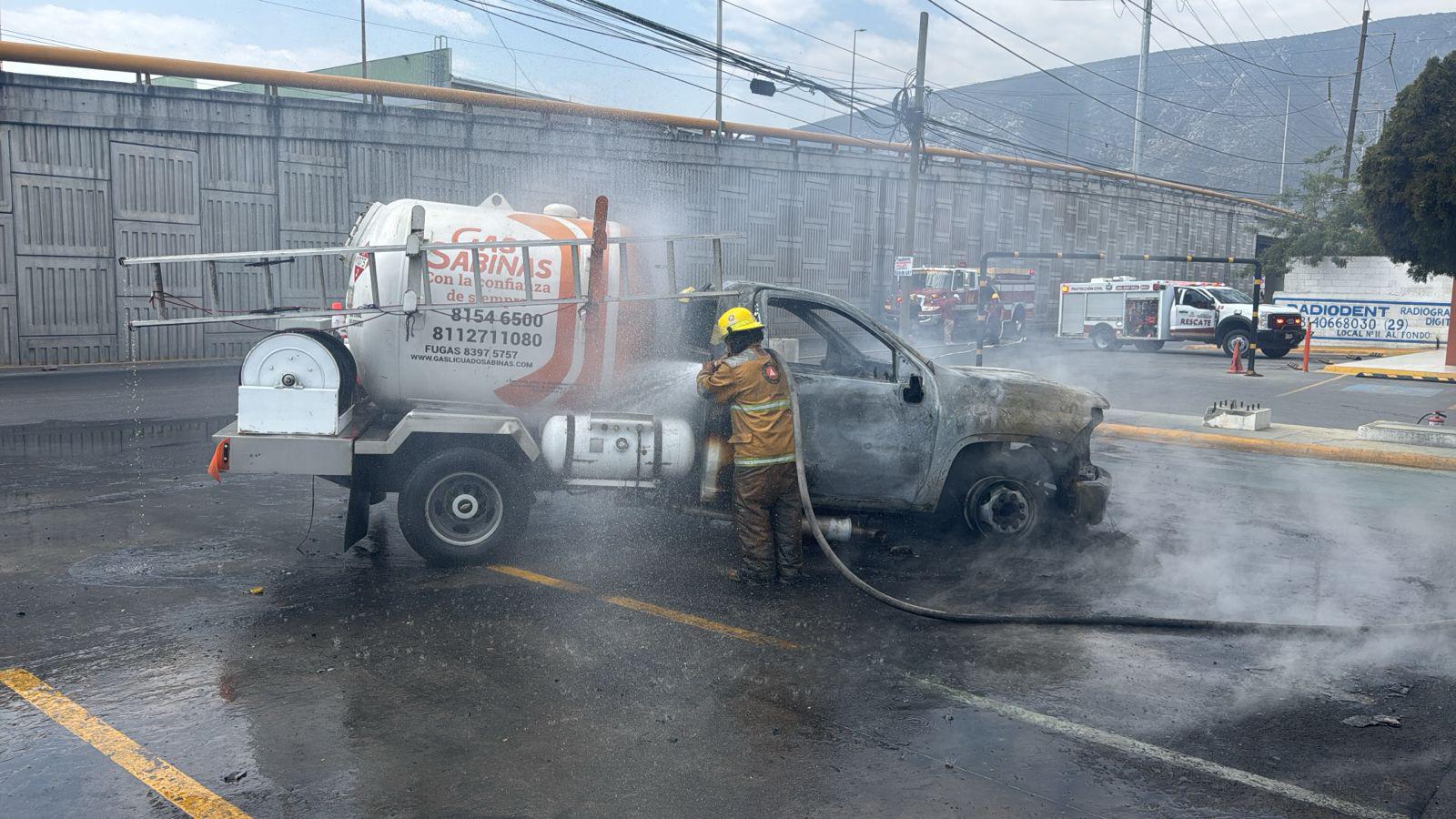 Brigadista contiene incendio en pipa en General Escobedo, Nuevo León