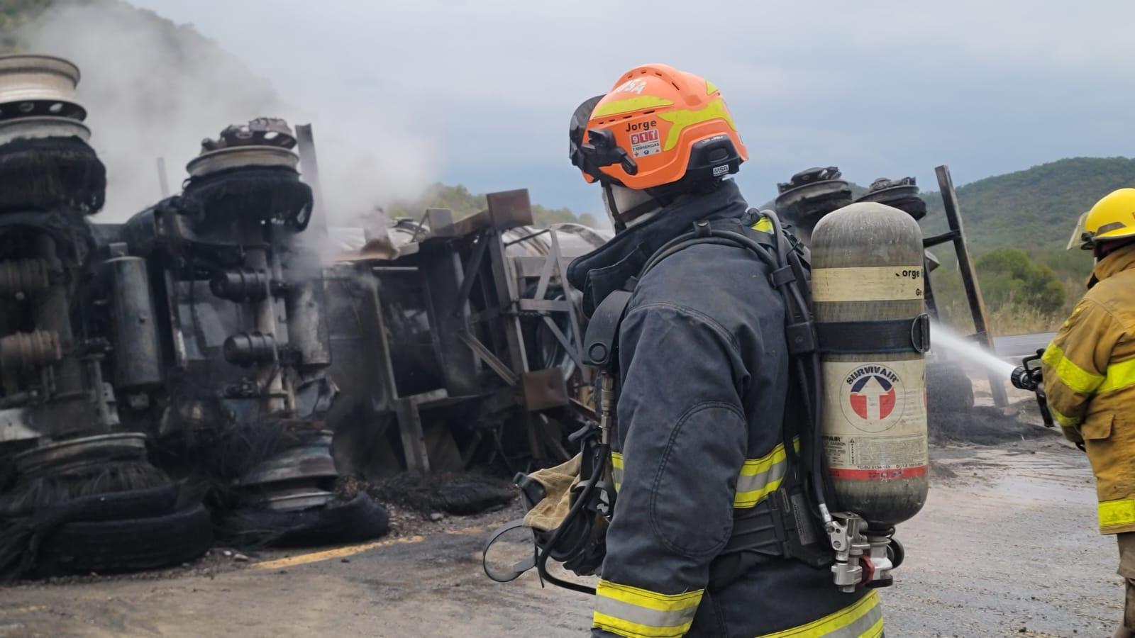Pipa cargada de gasolina se vuelca e incendia en la Carretera Nacional de Nuevo León