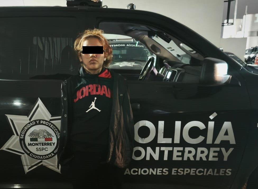 Detienen a presunta narcomenudista cuando fumaba cigarro de “mota”en la vía pública, en NL