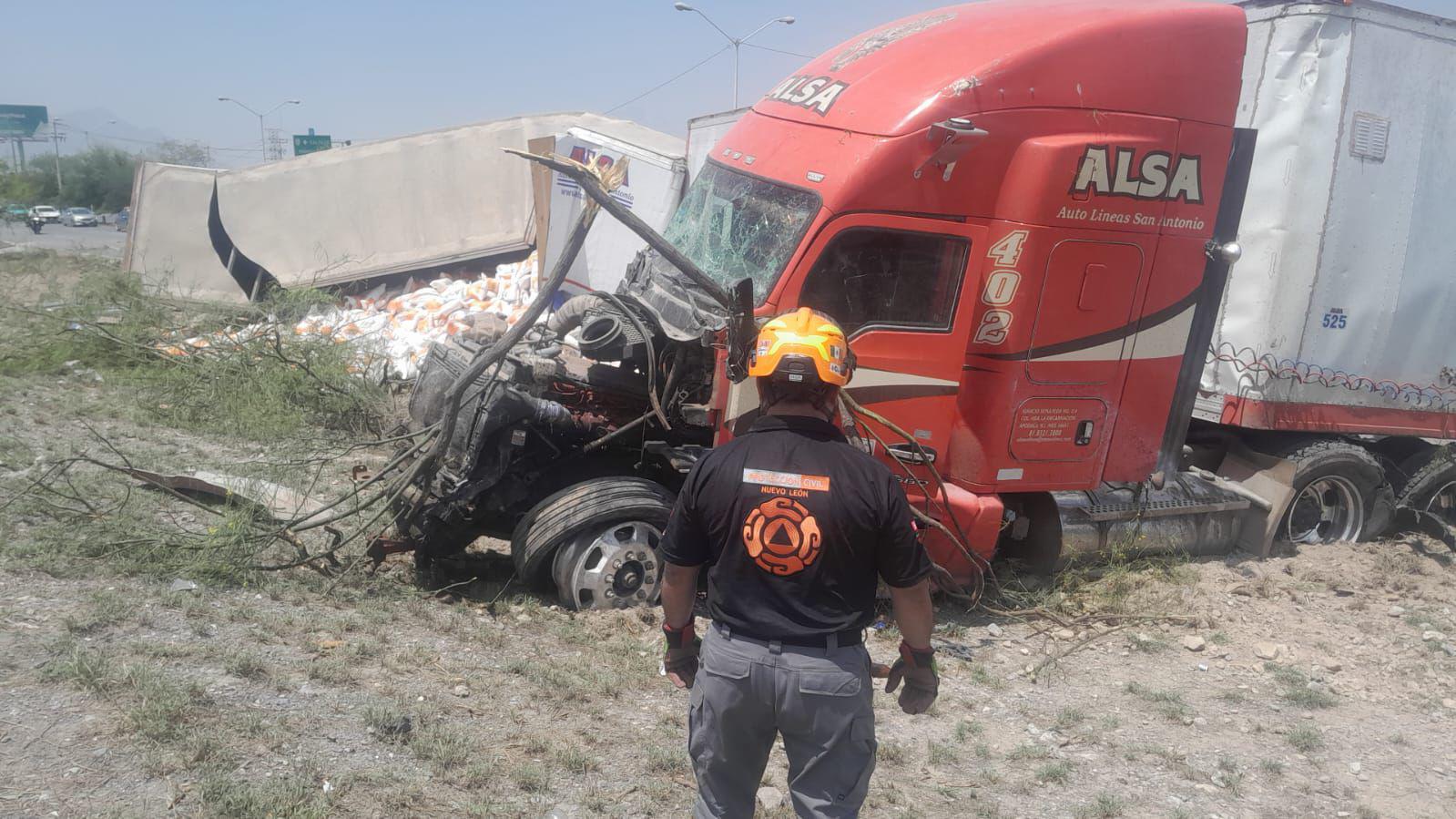 Tráiler sin frenos choca 4 vehículos y deja un fallecido en la Carretera Mty-Saltillo, en Nuevo León