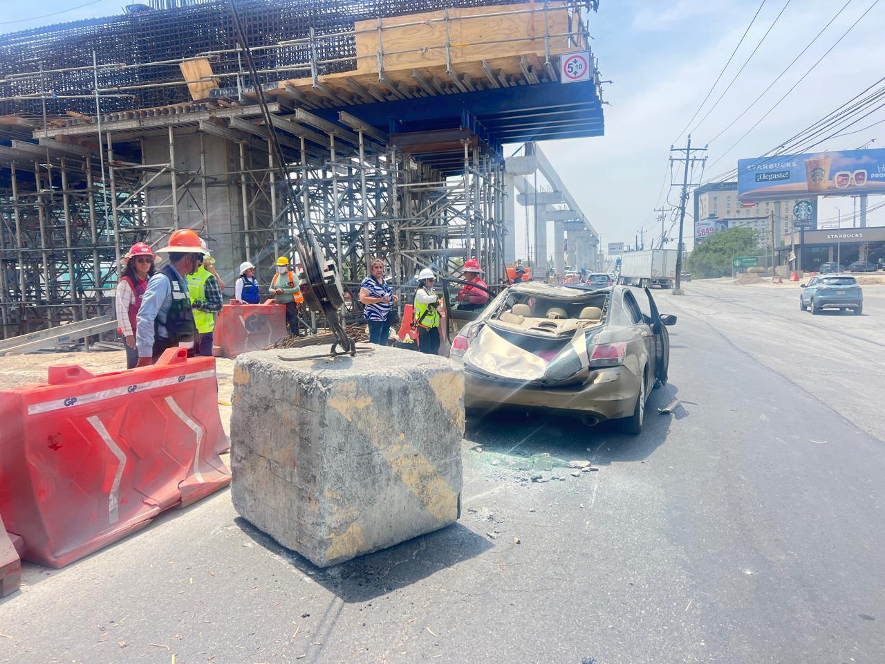 Conductor resulta herido tras caída de bloque de las obras del Metro en Nuevo León