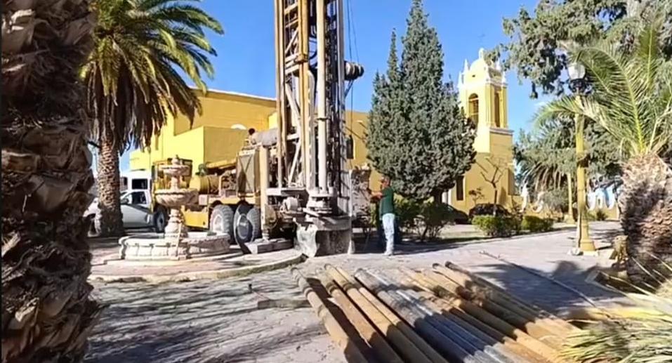 Perforan pozo sobre una plaza de Parras para abastecer de agua a colonias