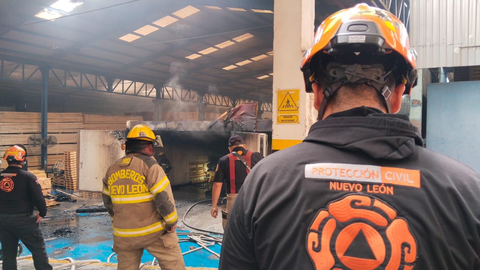 Incendio en bodega deja cuatro intoxicados y más de 180 evacuados, en Nuevo León