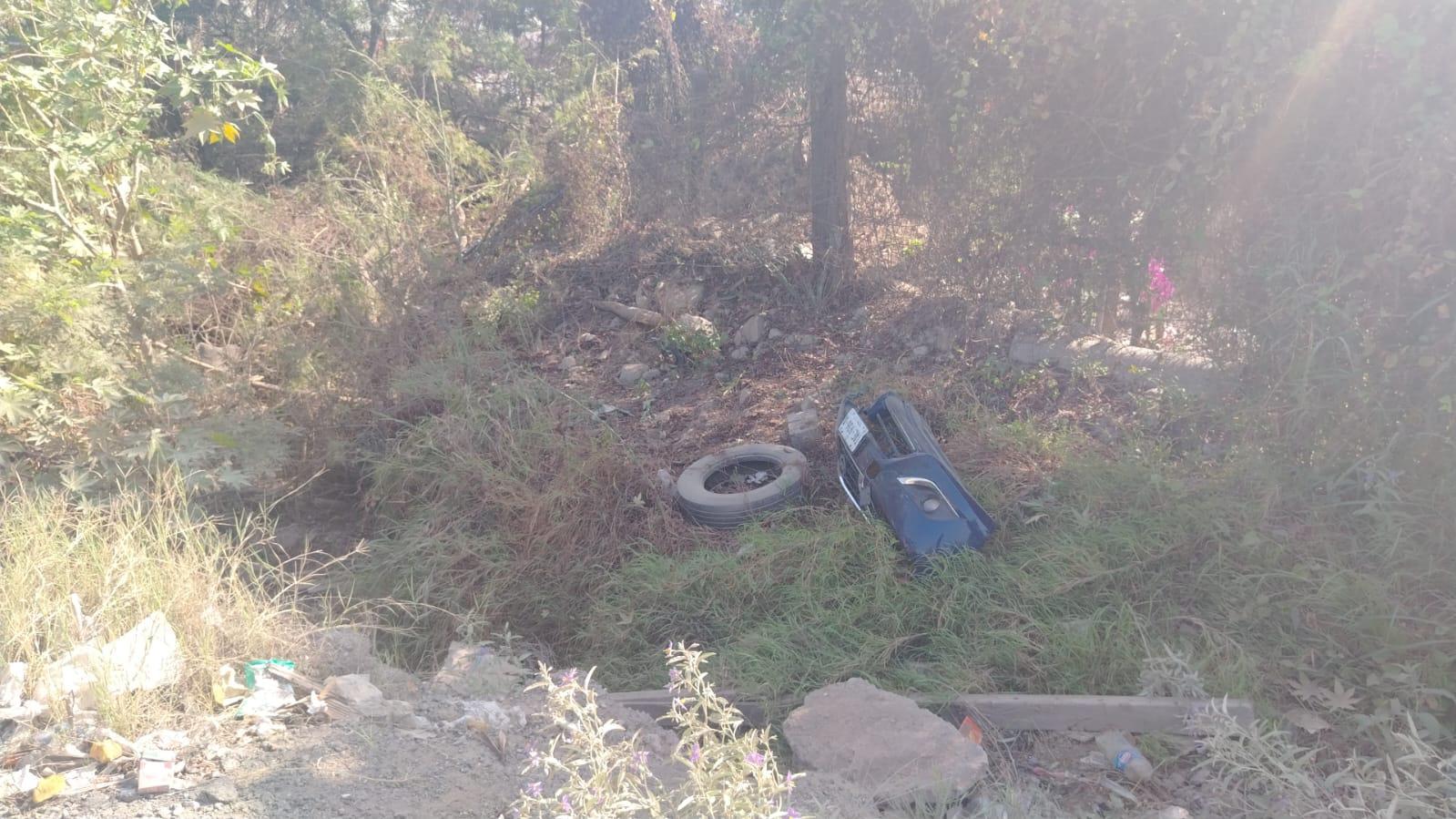 Adolescente, de 17 años, cae con su auto en arroyo en Santa Catarina, Nuevo León