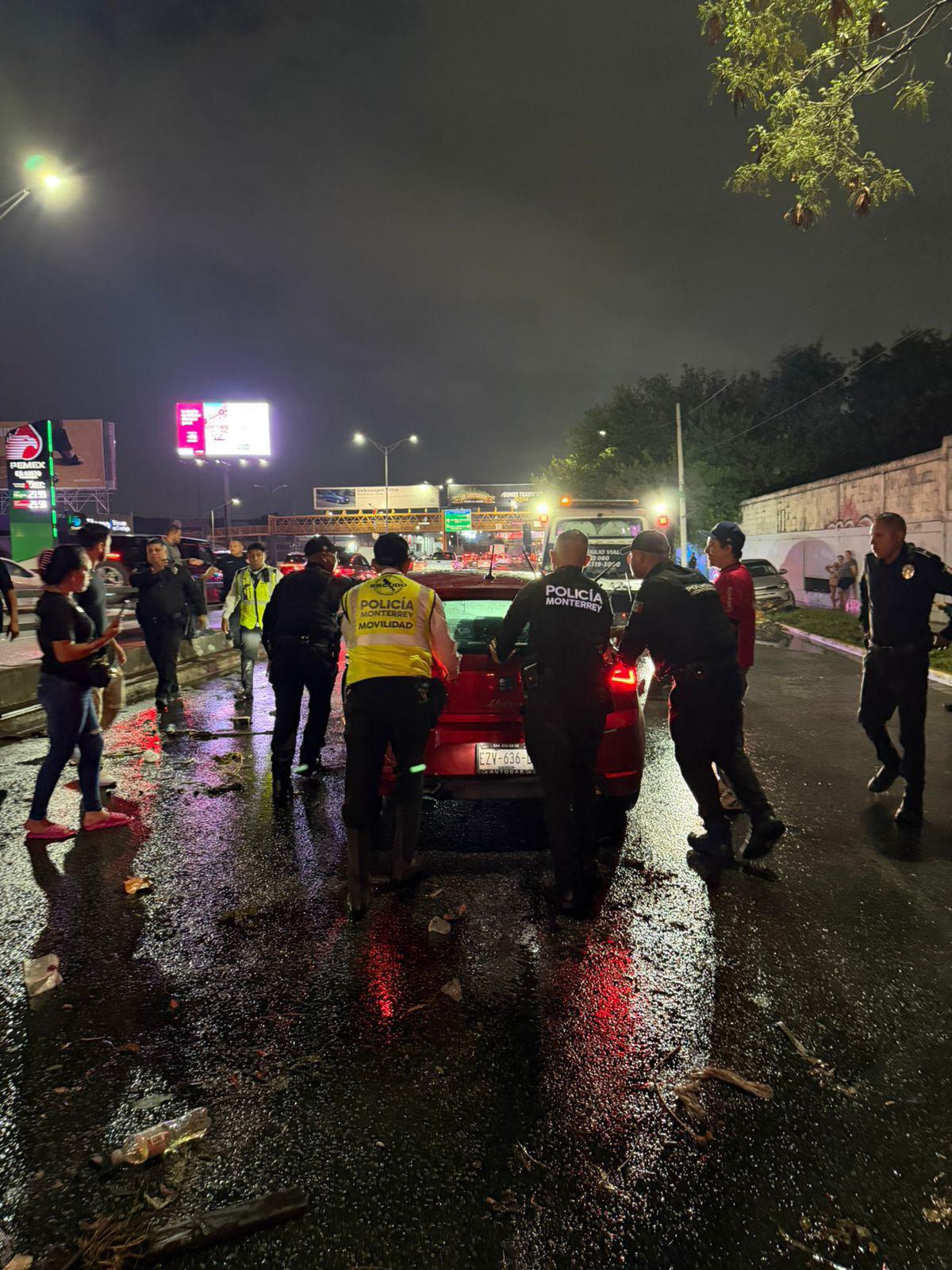 Monterrey reporta rescate de 10 conductores ante fuertes lluvias del jueves