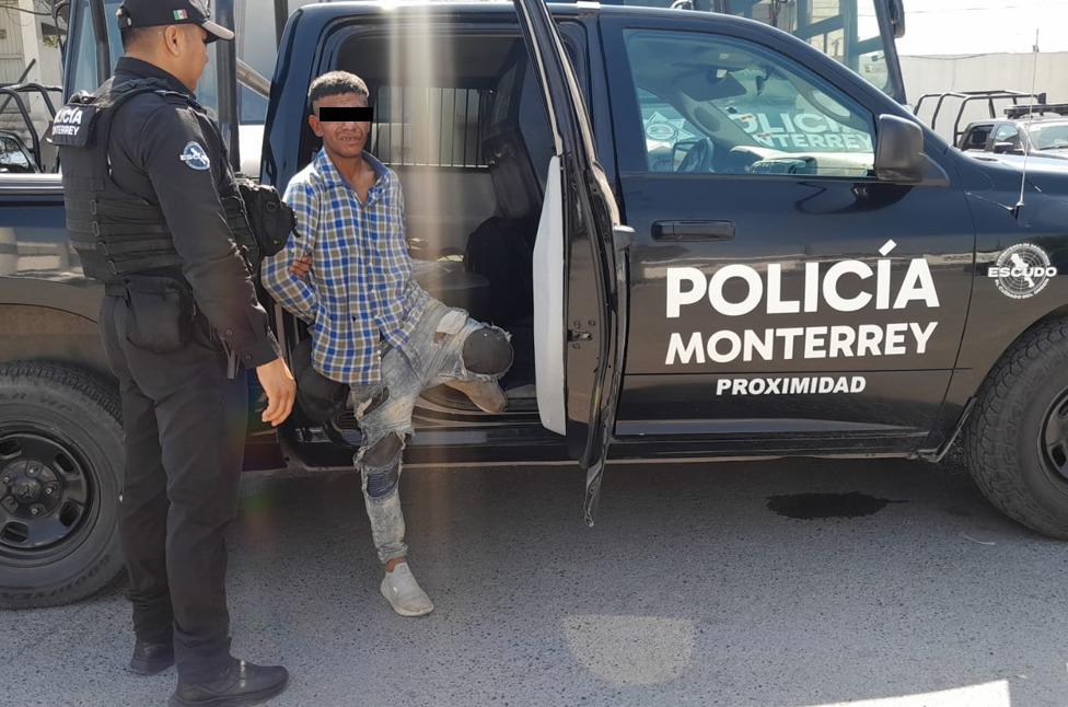 Detienen a hombre por mostrar partes íntimas al exterior de plantel educativo en Monterrey